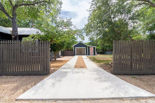 902 W Hopkins ST, San Marcos, TX 78666