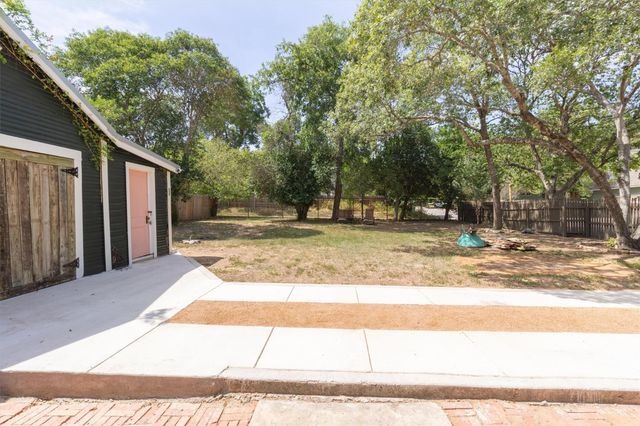 902 W Hopkins ST, San Marcos, TX 78666
