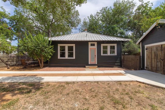 902 W Hopkins ST, San Marcos, TX 78666