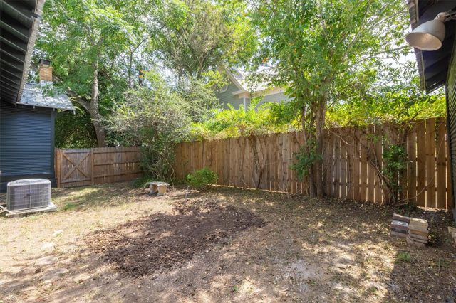 902 W Hopkins ST, San Marcos, TX 78666