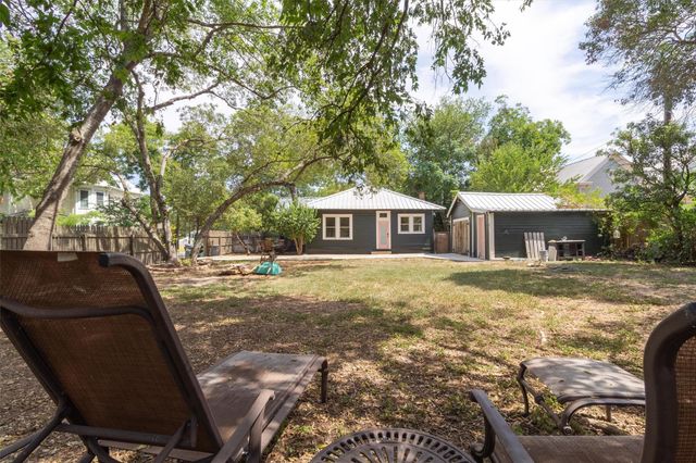 902 W Hopkins ST, San Marcos, TX 78666