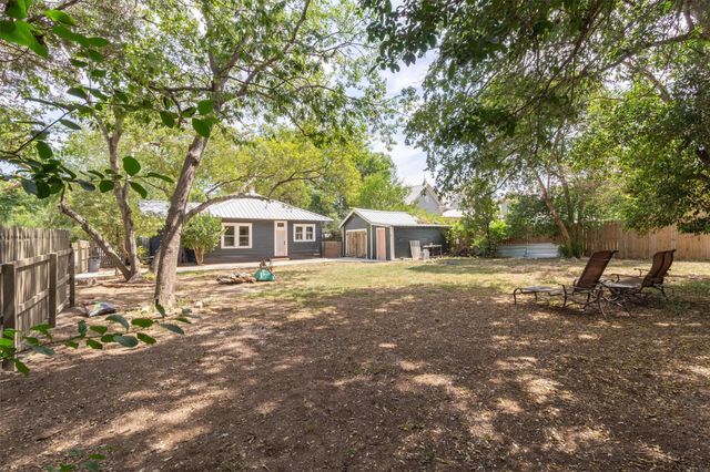 902 W Hopkins ST, San Marcos, TX 78666