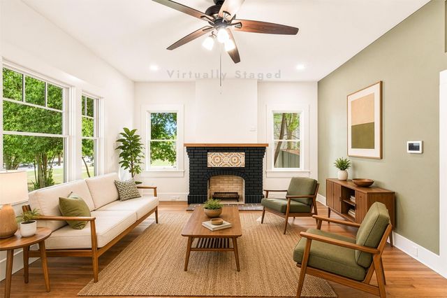 902 W Hopkins ST, San Marcos, TX 78666
