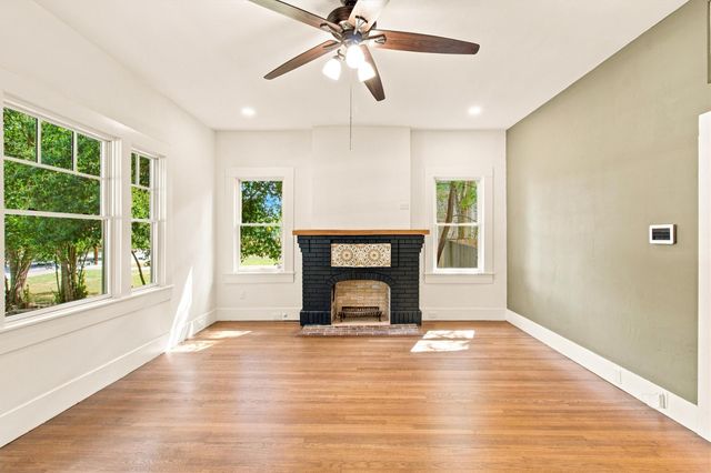 902 W Hopkins ST, San Marcos, TX 78666