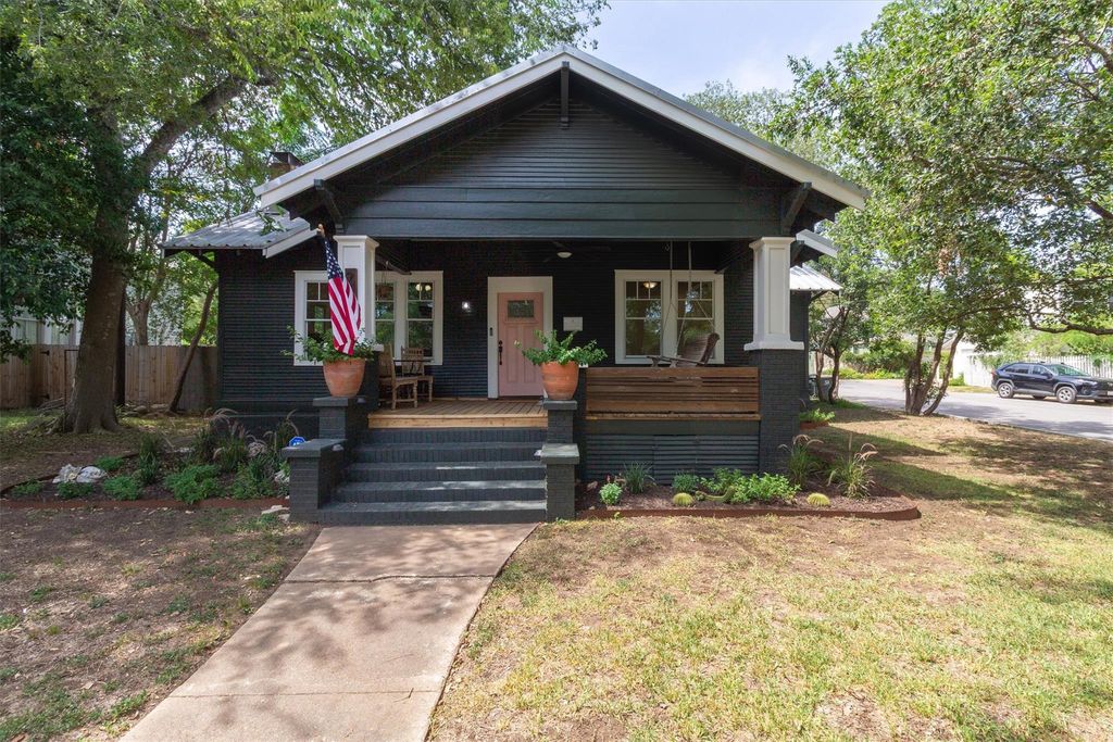 902 W Hopkins ST, San Marcos, TX 78666