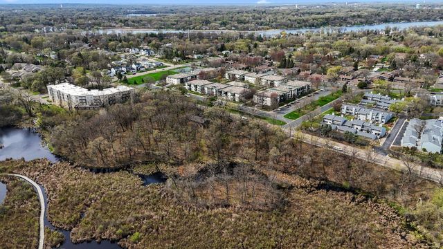 556 County Road C W, Roseville, MN 55113