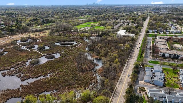 556 County Road C W, Roseville, MN 55113