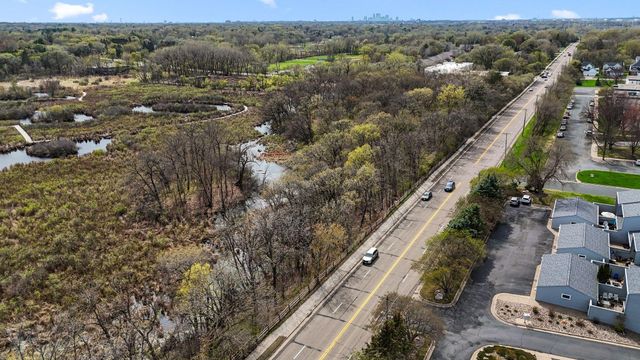 556 County Road C W, Roseville, MN 55113