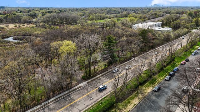 556 County Road C W, Roseville, MN 55113