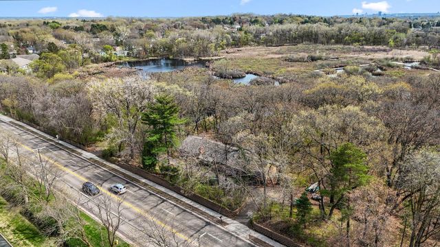 556 County Road C W, Roseville, MN 55113