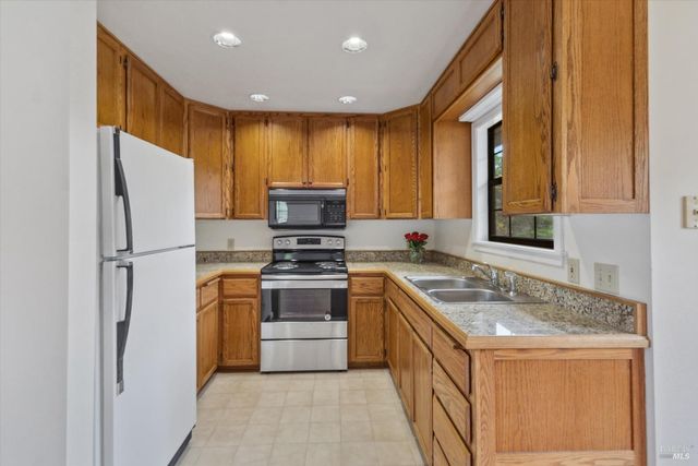 8401 Brandywine Dr, Ukiah, CA 95482