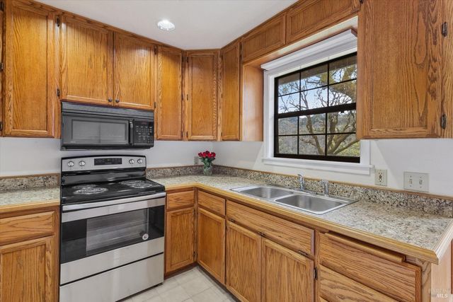8401 Brandywine Dr, Ukiah, CA 95482