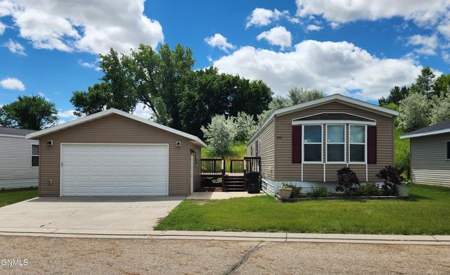 4005 19th Street NE, Bismarck, ND 58503 property photo