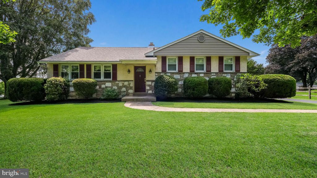 64 E HILLCREST AVE, Chalfont, PA 18914