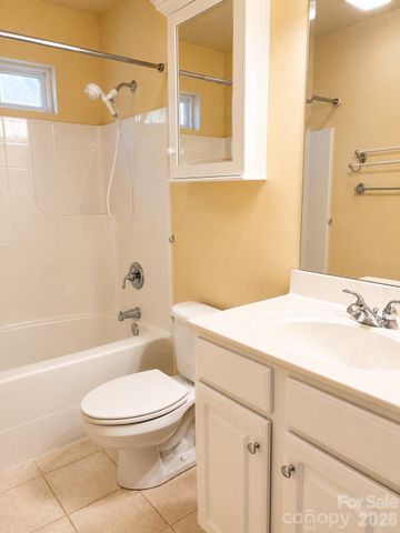 47 Victoria Park Drive, Hendersonville, NC 28792