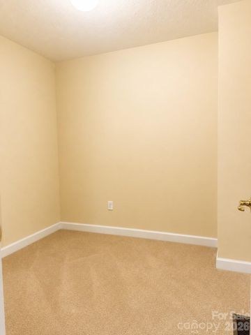 47 Victoria Park Drive, Hendersonville, NC 28792