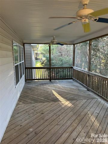 47 Victoria Park Drive, Hendersonville, NC 28792