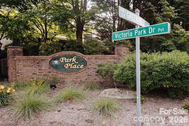 47 Victoria Park Drive, Hendersonville, NC 28792