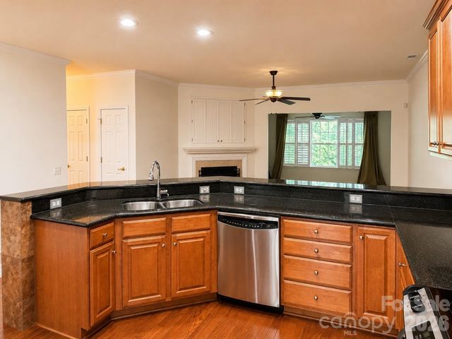 47 Victoria Park Drive, Hendersonville, NC 28792