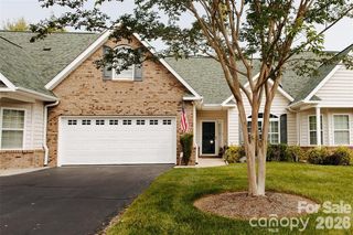 47 Victoria Park Drive, Hendersonville, NC 28792