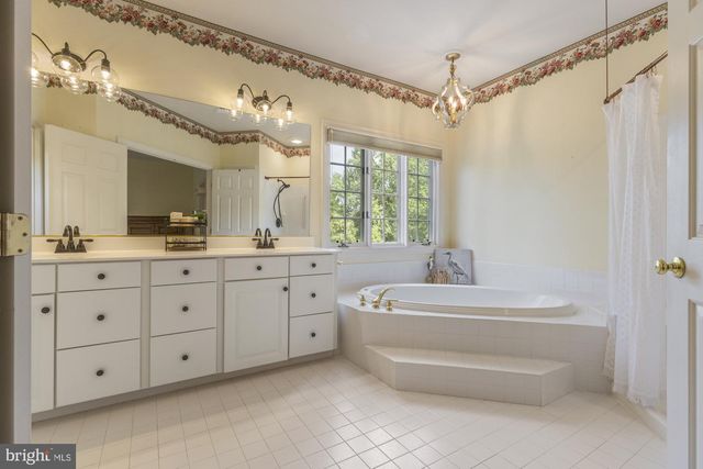 13539 HERITAGE FARMS DR, Gainesville, VA 20155