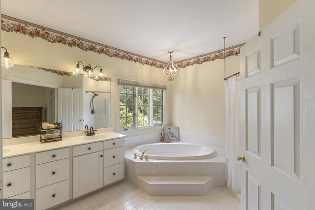 13539 HERITAGE FARMS DR, Gainesville, VA 20155