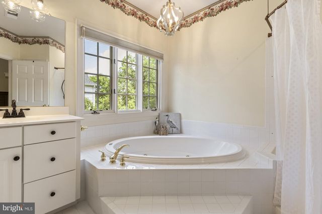 13539 HERITAGE FARMS DR, Gainesville, VA 20155