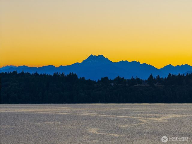 12145 Arrow Point Loop NE, Bainbridge Island, WA 98110