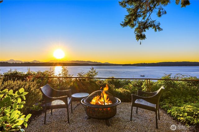 12145 Arrow Point Loop NE, Bainbridge Island, WA 98110