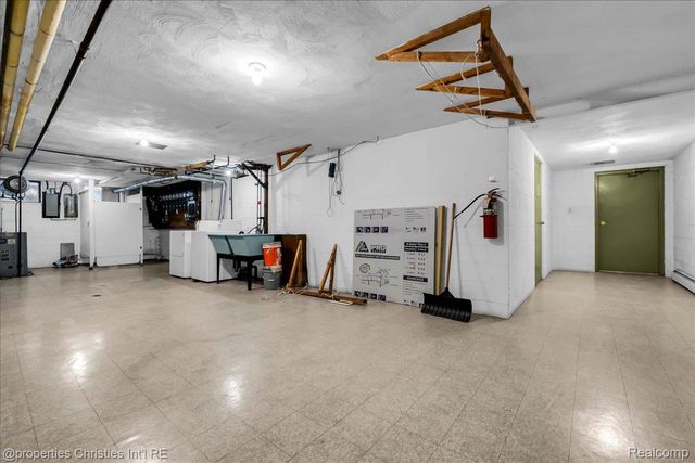 20231 Kelly Road, Detroit, MI 48225