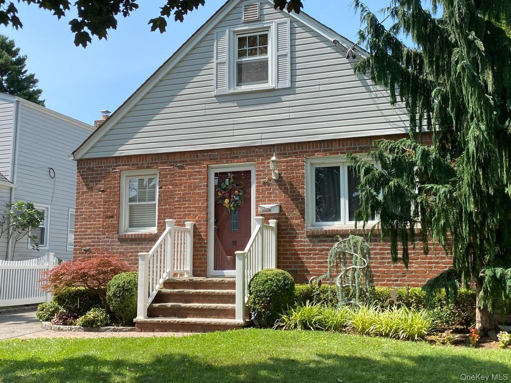 98 Albertson Place, Mineola, NY 11501 — exterior