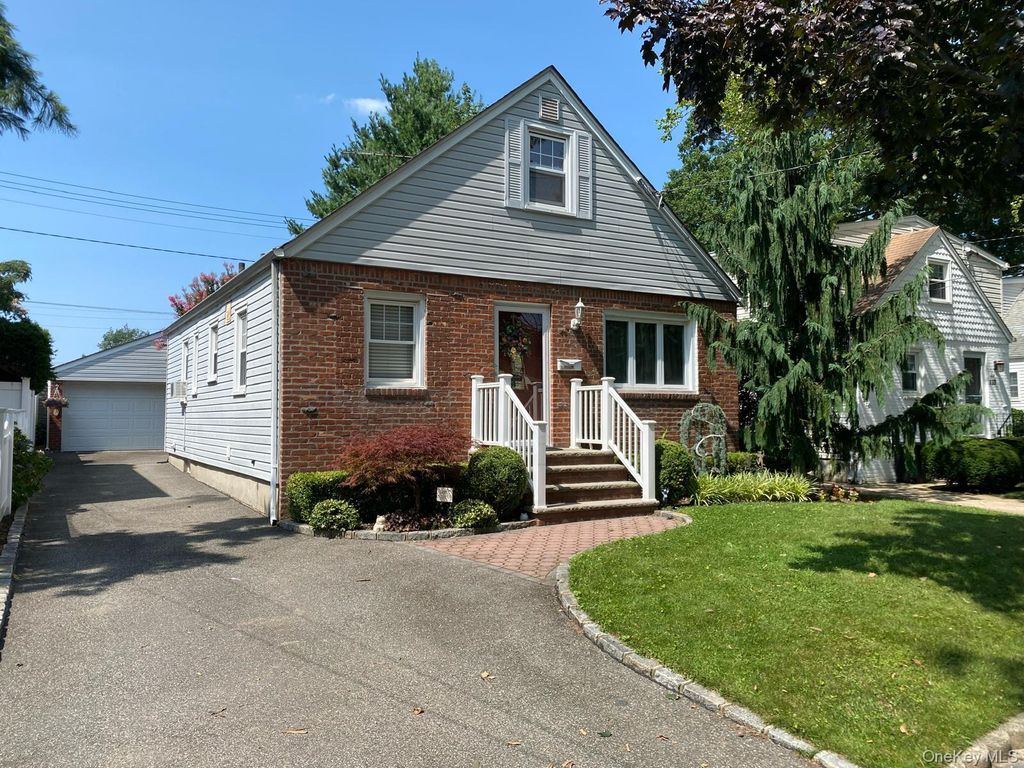 98 Albertson Place, Mineola, NY 11501 — photo 2