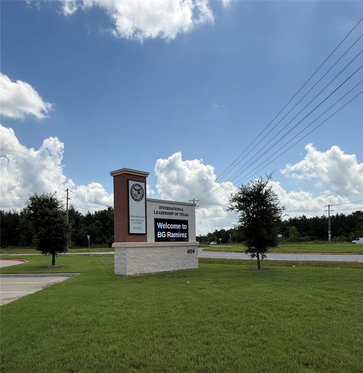 Image 7 of property listing at 1950 Road 5502, Cleveland, TX 77327