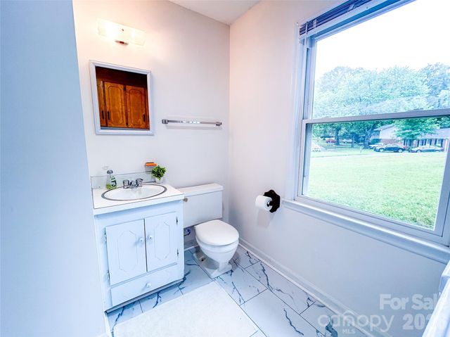518 Vinecrest Drive, Matthews, NC 28105