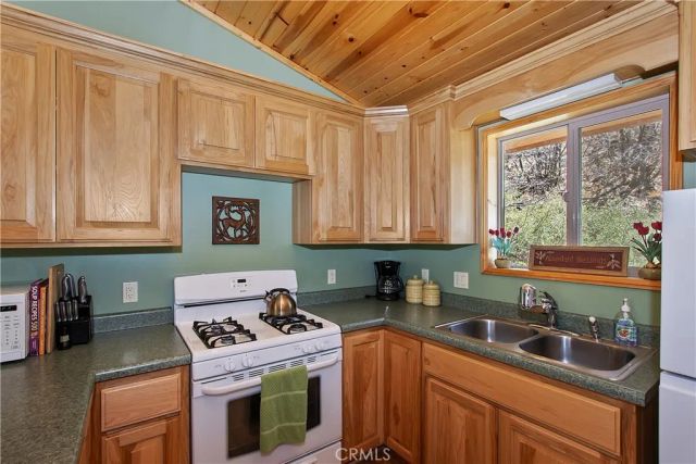 33653 Green Valley Lane, Green Valley Lake, CA 92341