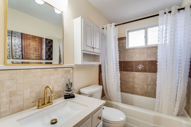 950 N Country Acres Ave, Wichita, KS 67212