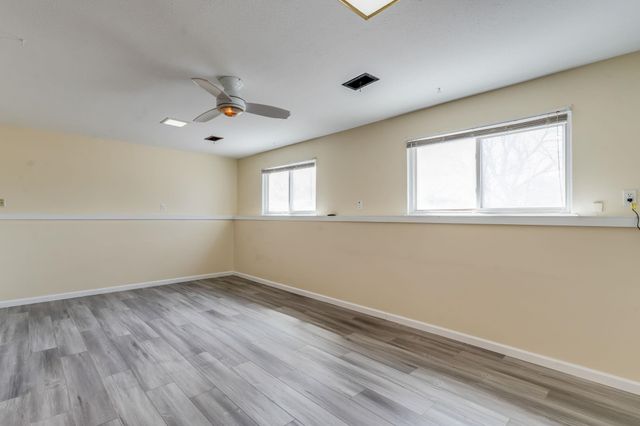 950 N Country Acres Ave, Wichita, KS 67212