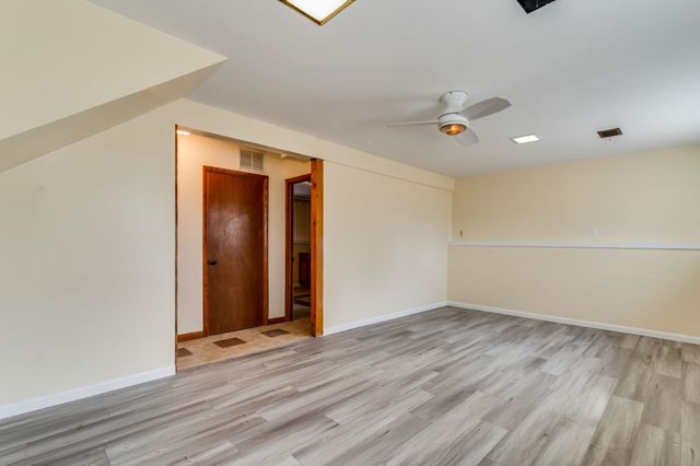 950 N Country Acres Ave, Wichita, KS 67212