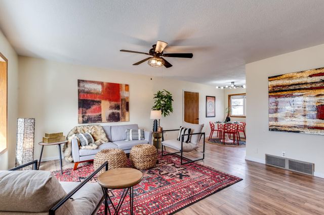 950 N Country Acres Ave, Wichita, KS 67212