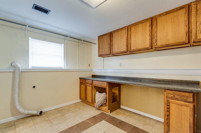 950 N Country Acres Ave, Wichita, KS 67212