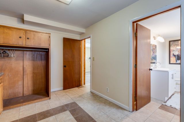 950 N Country Acres Ave, Wichita, KS 67212