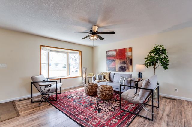 950 N Country Acres Ave, Wichita, KS 67212