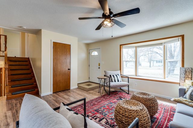 950 N Country Acres Ave, Wichita, KS 67212