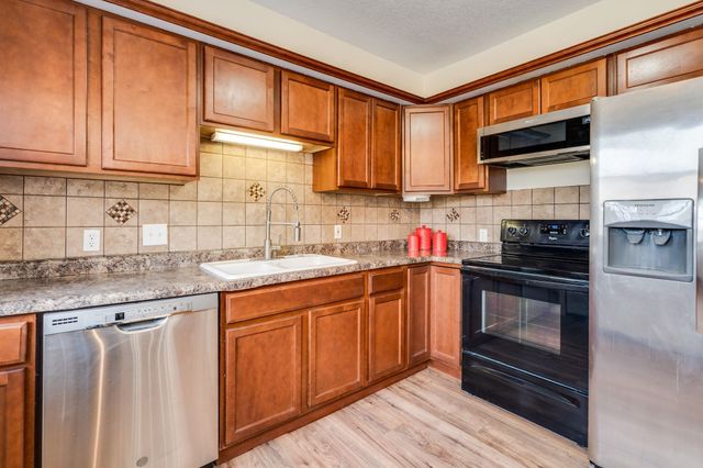 950 N Country Acres Ave, Wichita, KS 67212