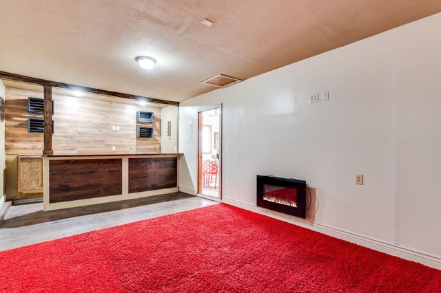 950 N Country Acres Ave, Wichita, KS 67212