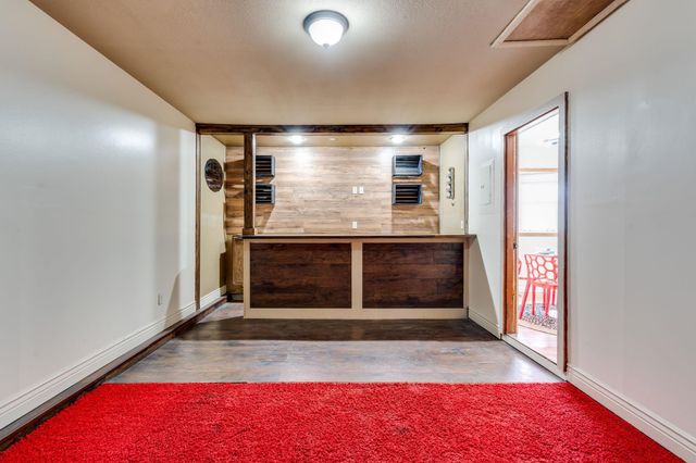 950 N Country Acres Ave, Wichita, KS 67212