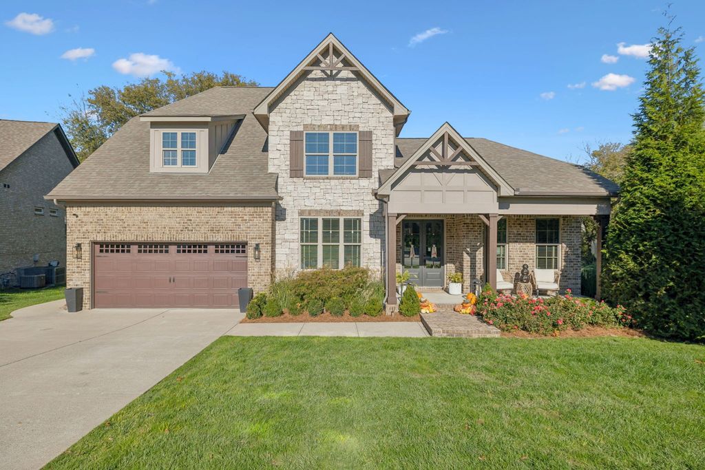 2734 Paddock Park Dr, Thompsons Station, TN 37179