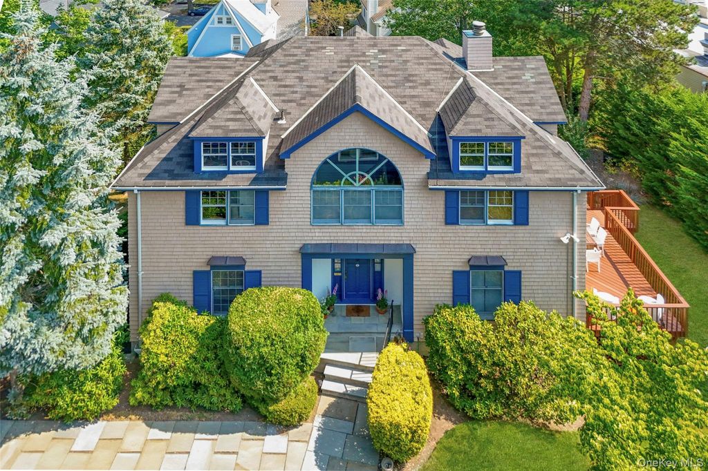 11 Cambridge Court, Larchmont, NY 10538
