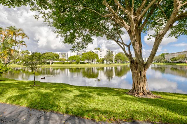 2205 S Cypress Bend Drive 908, Pompano Beach, FL 33069