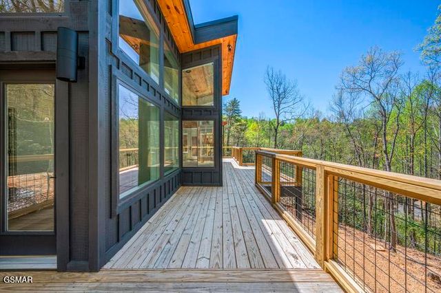 2257 Beach Front Drive, Sevierville, TN 37876